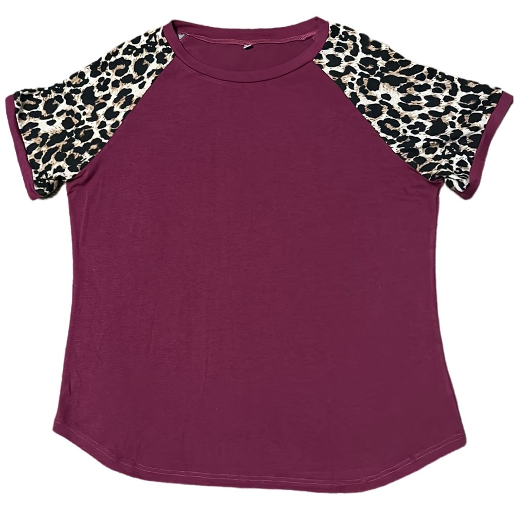Women’s 2X NWOT plum short sleeved tee with animal print sleeves